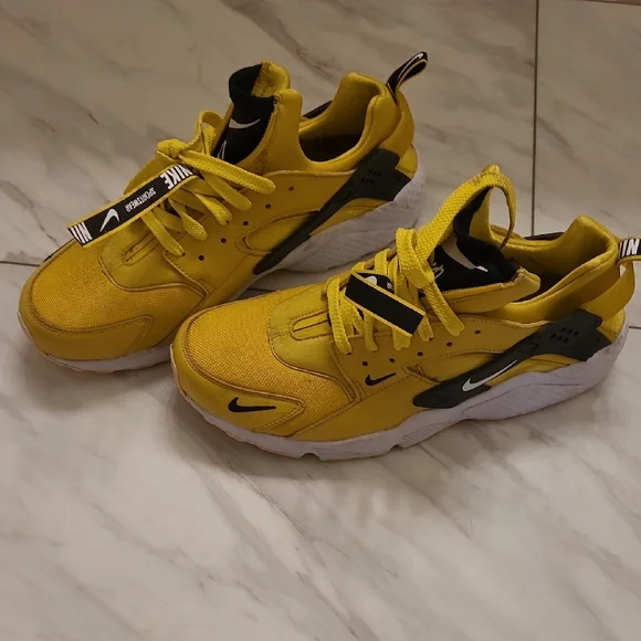 Nike Bright Yellow and Black Athletic Shoes - Picture 5 of 5